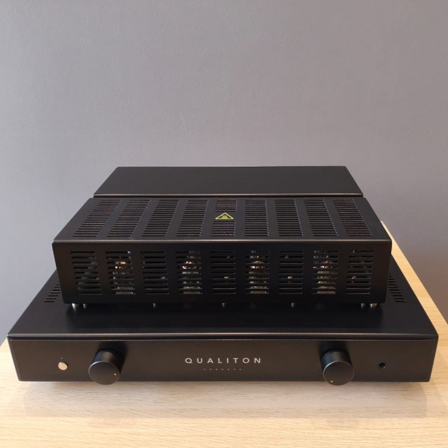 Audio Hungary Qualiton C200 Preamplifier Total Black* (*PRE-OWNED)