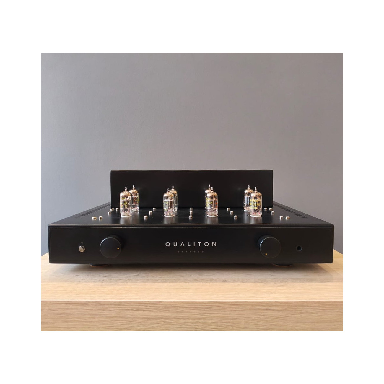Audio Hungary Qualiton C200 Preamplifier Total Black* (*PRE-OWNED)