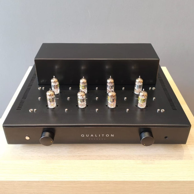 Audio Hungary Qualiton C200 Preamplifier Total Black* (*PRE-OWNED)
