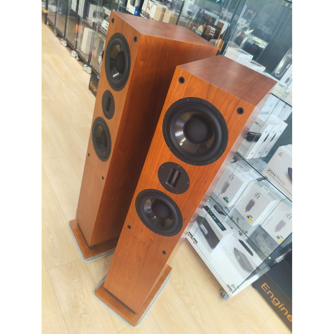 ProAc Response D40R Ribbon Cherry* (*PRE-OWNED)